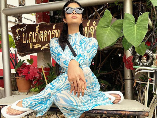 Stylish Poses Of Sreemukhi